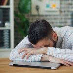 overarbeidet hodet på bordet