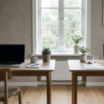 To nesten like skandinaviske arbeidsplasser side om side med samme laptop, arrangert litt ulikt – samme verktøy, ulik opplevelse